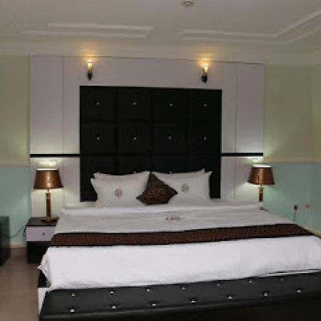 Room In Lodge - All Seasons Hotel-Owerri Dış mekan fotoğraf